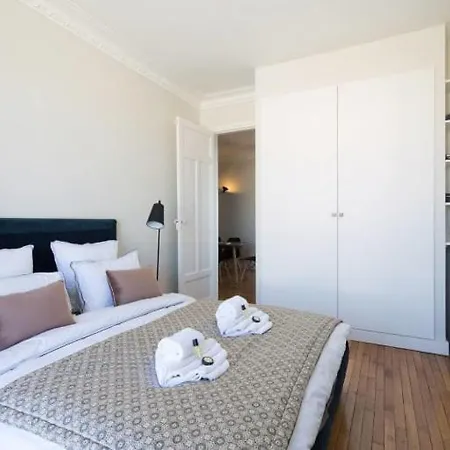 Daire Guestready - Designer - Eiffel Tower View!